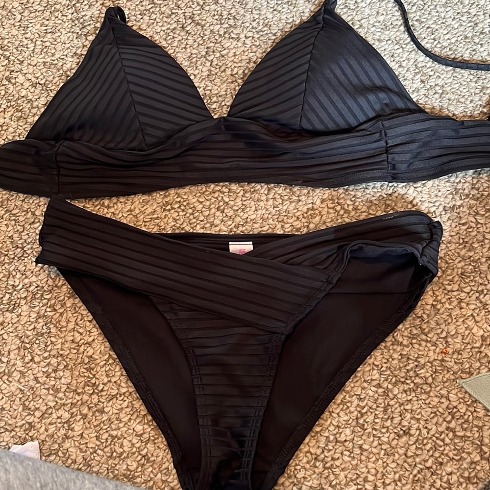 Brand: No boundaries/ Black swim suit(never worn)/ Size Small(3-5)